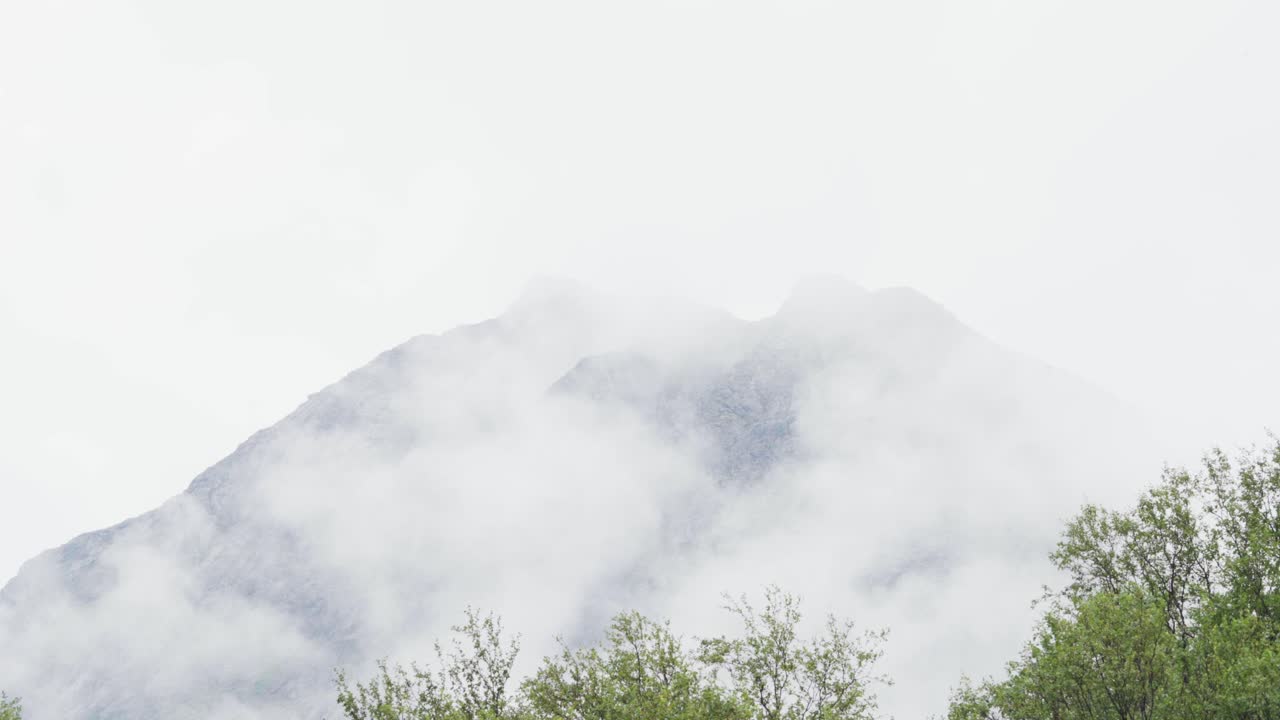 시포르드, 센자, 노르웨이의 산이 구름으로  ⁇ 여 있습니다.