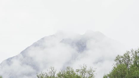 Mit-Wolken-Bedeckter-Berg-Im-Sifjord,-Senja,-Norwegen---Breit