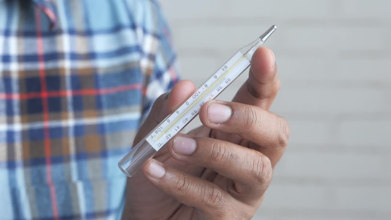 온도계를 들고 있는 사람