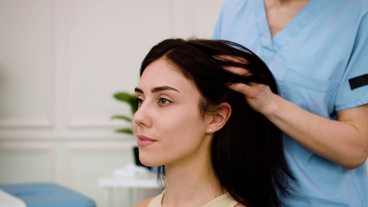 머리 마사지를 받는 여자