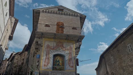Ein-Blick-Auf-Die-Pensionsunterkünfte-Im-Historischen-Zentrum-Von-Colori-Di-Assisi-In-Umbrien,-Italien