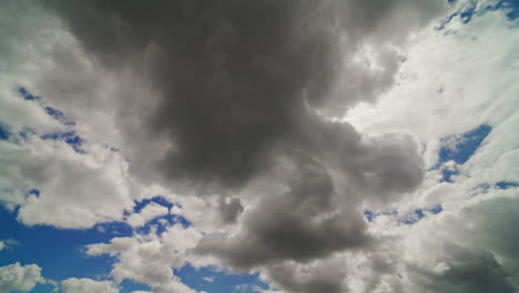 el cielo nublado