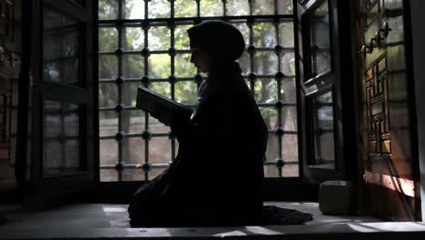 Muslim-woman-silhouette-reading-quran