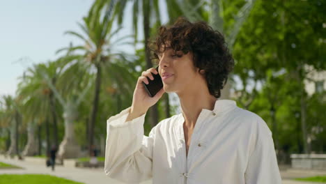 Portrait-of-happy-man-calling-mobile-phone-at-urban-street