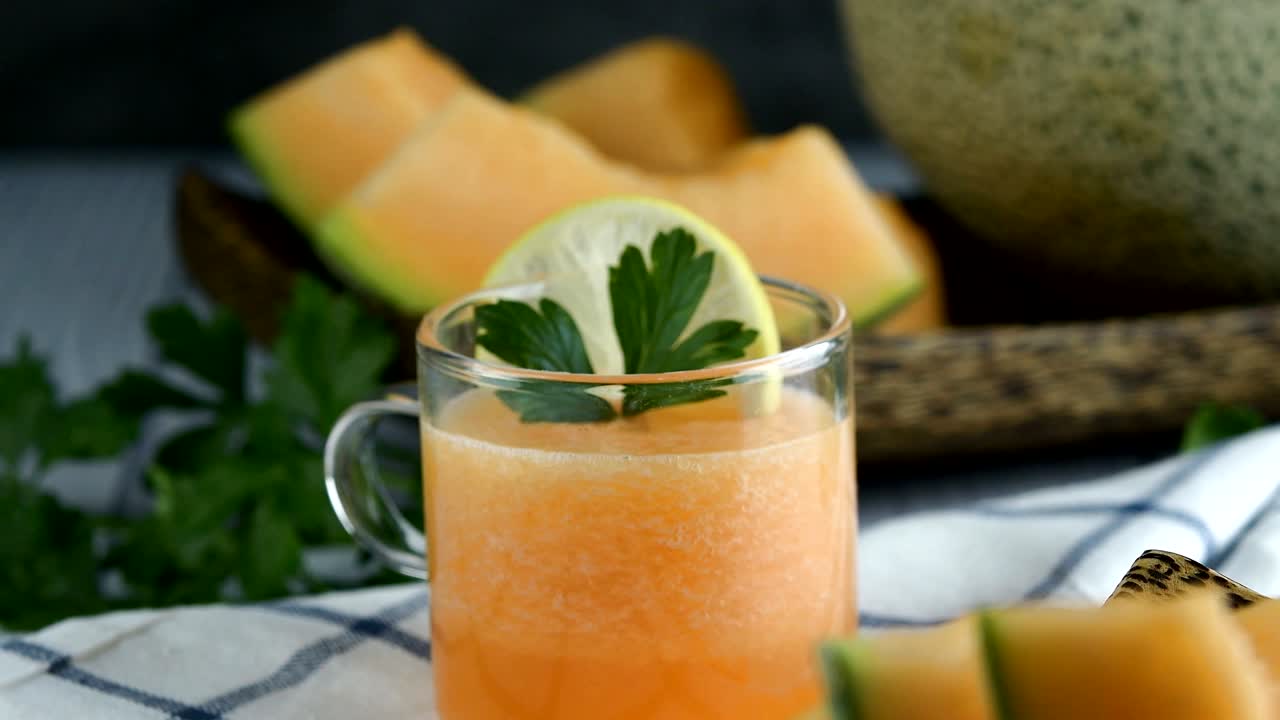 entero y cortado de melones japoneses, melón de miel o melón (cucumis melo) vaso de batido de melón concepto de atención médica.