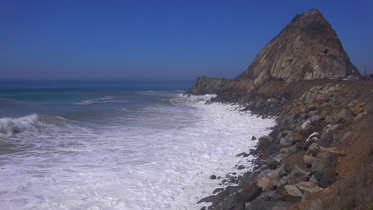 grandes olas rompen a lo largo de una playa de california cerca de malibu 1
