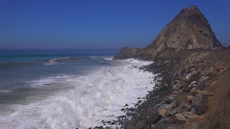 Grandes-Olas-Rompen-En-Una-Playa-De-California-Cerca-De-Malibu-1