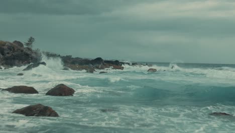 playa aérea de 4k con rocas volcánicas y grandes olas drone dolly en tiro