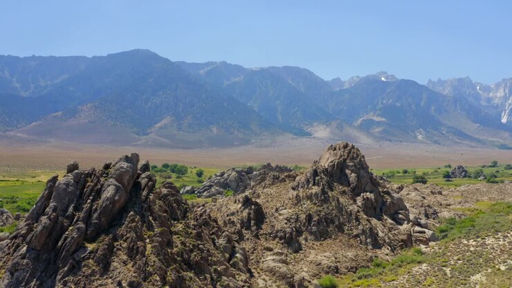 Ripresa aerea 4K di rocce vicino alle Alabama Hills con il Monte Whitney sullo sfondo, in California, USA.