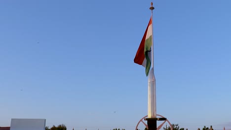 Abzeichen-Der-Indischen-Armeeeinheit-Mit-Nationalflagge-Aus-Einzigartiger-Perspektive-Am-Abend.-Aufnahme-Am-Kriegsdenkmal-Jaisalmer,-Rajasthan,-Indien,-Am-25.-Januar-2023