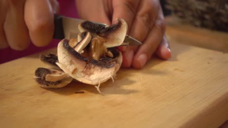 Gorras-De-Champiñones-Cortadas-En-Una-Tabla-Para-Cortar