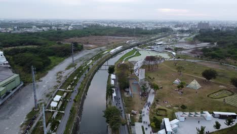 Toma-Aérea-De-Las-Actividades-De-Los-Pueblos-En-La-Ciudad-De-Yokohama,-Prefectura-De-Kanagawa.