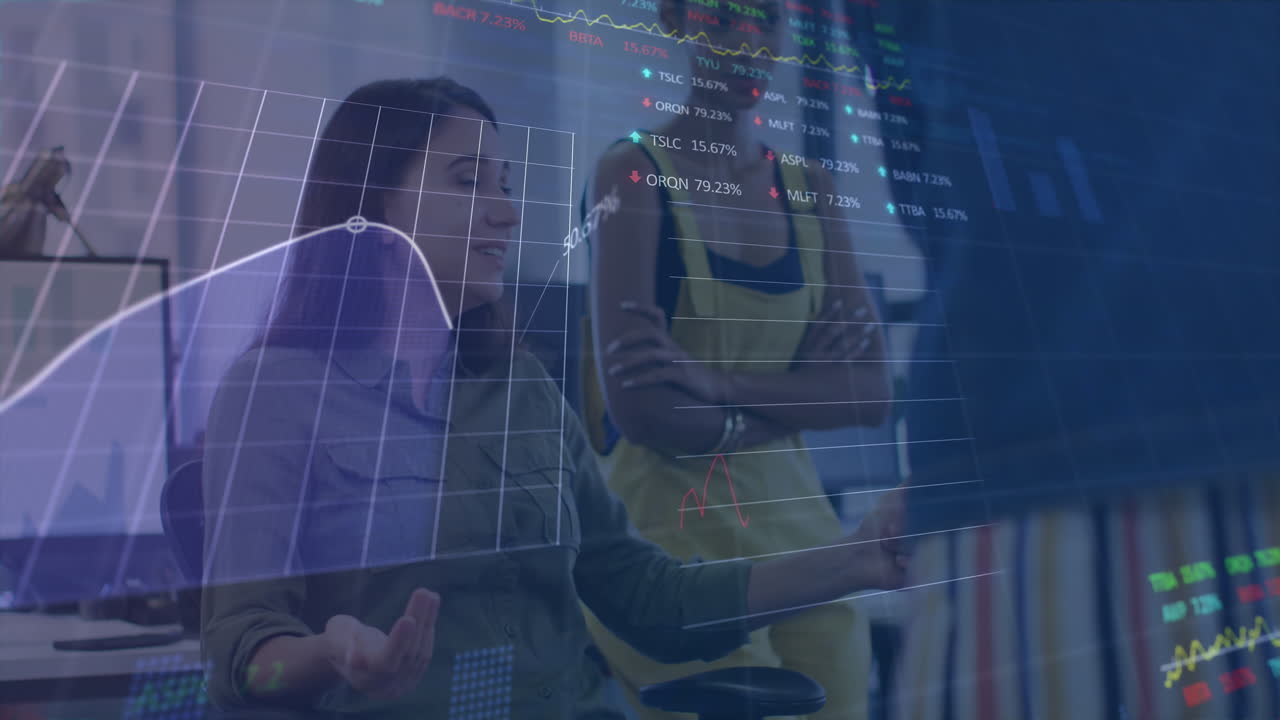 animación del procesamiento de datos del mercado de valores sobre mujer caucásica discutiendo con colegas en la oficina