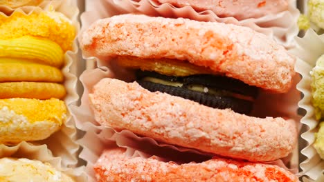 macarrones variados en una caja