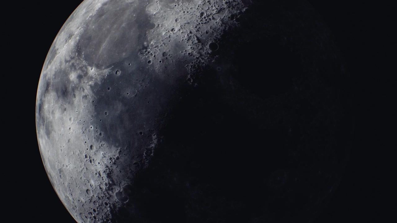 Vista aproximada da lua revelando suas crateras e detalhes da superfície