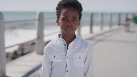 Porträt-Eines-Unglücklichen-Afroamerikanischen-Jungen,-Der-Ein-Trauriges-Kleines-Kind-An-Der-Sonnigen-Küste-Sieht,-Echte-Menschenserie