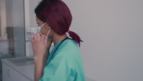 joven doctora se prepara para entrar en su turno 1
