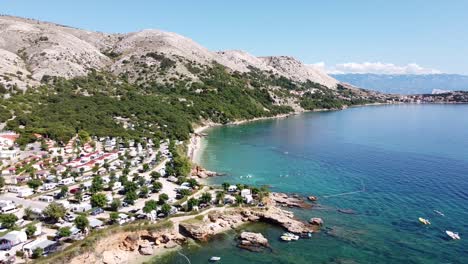 camping en la isla de krk, croacia - vista aérea de drones de las montañas y la costa con barcos, playas y mar adriático