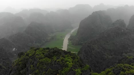 Vista-Panorámica-De-Los-Hermosos-Campos-De-Arroz-En-Ninh-Binh-Vietnam,-Aérea