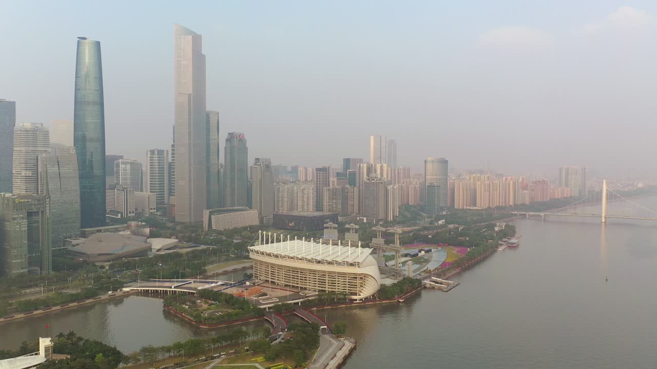 sonnenabend in der innenstadt von guangzhou berühmte insel stadion am flussufer luftpanorama 4k china