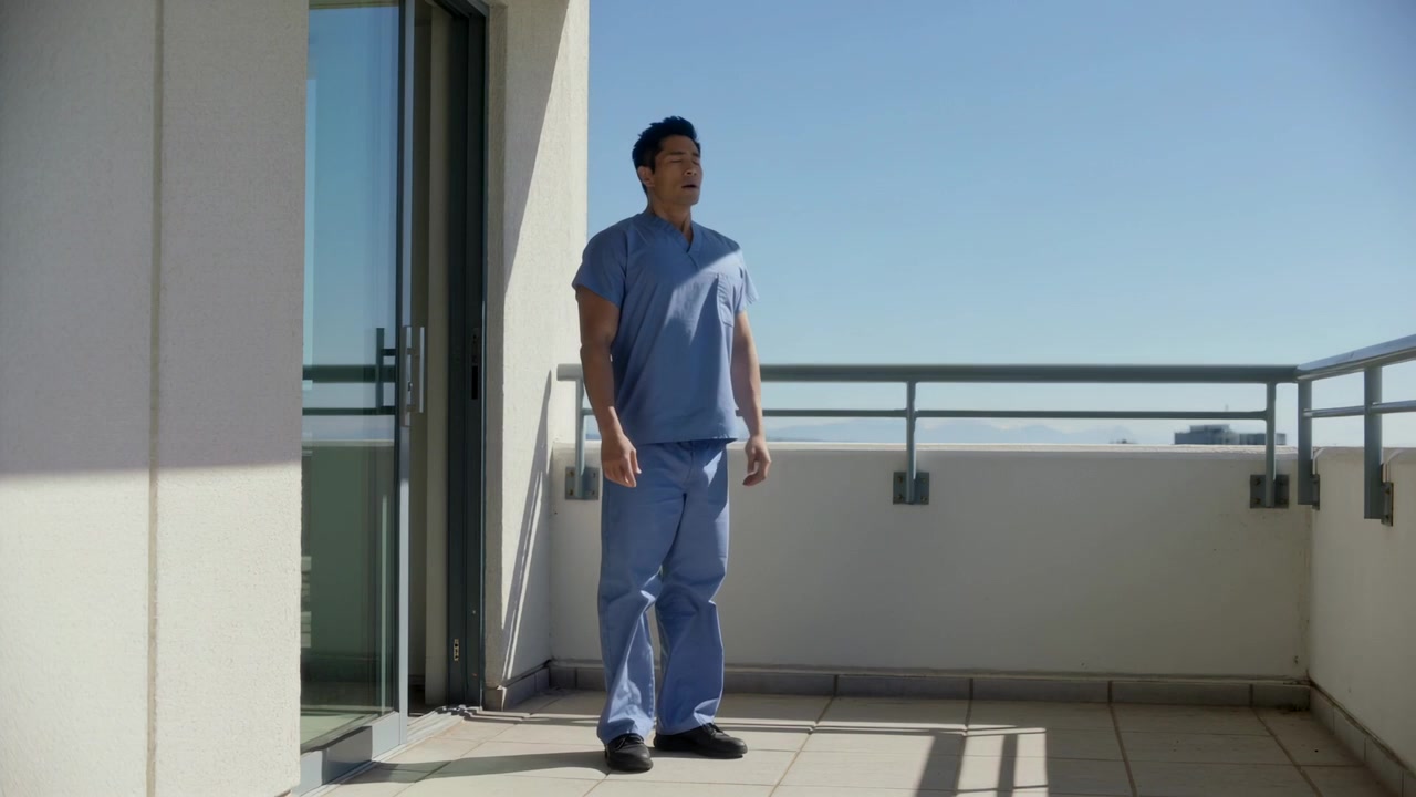Porta scorrevole in vetro che si apre, uomo in camice blu che sale su un balcone piastrellato, guardando in alto, spazio per il testo.