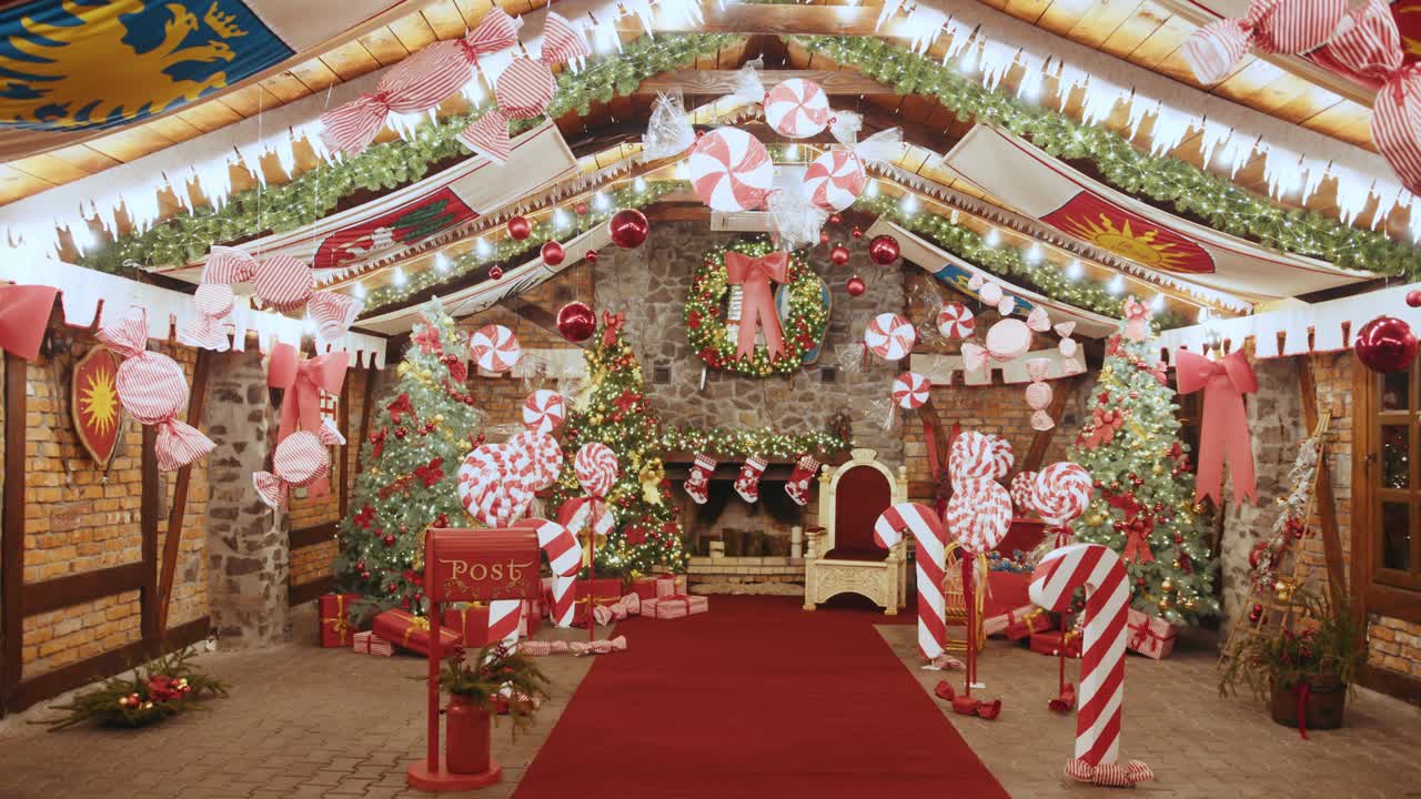 라플란드에서 산타클로스에 편지를 보내는 은 우편함 크리스마스 전통 장식 우편함 산타 클로스 워크, 포장 된 선물 선물 상자 휴가 전날 밤 xmas 배경