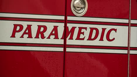 señal de vehículo de emergencia paramédico en las puertas de la ambulancia