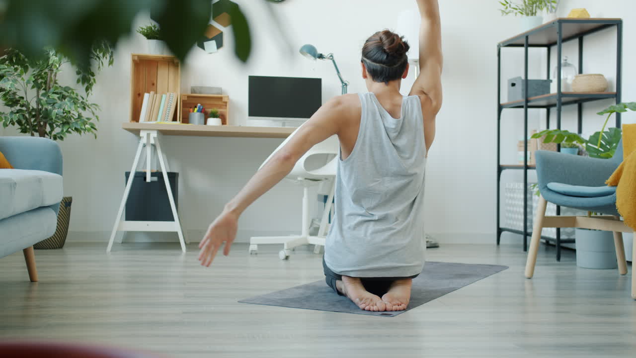 집에서 요가를 연습하는 남자