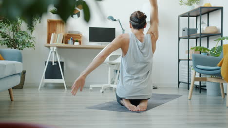 hombre practicando yoga en casa
