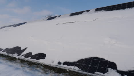 una capa de nieve en los paneles de una planta de energía solar 1