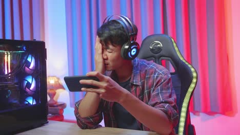 gamer frustrated while mobile gaming