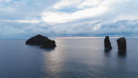 Vista-Aérea-De-Impresionantes-Rocas-En-El-Agua-Durante-La-Puesta-De-Sol-En-Las-Azores