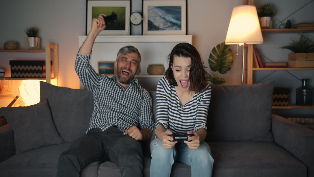 pareja jugando a videojuegos