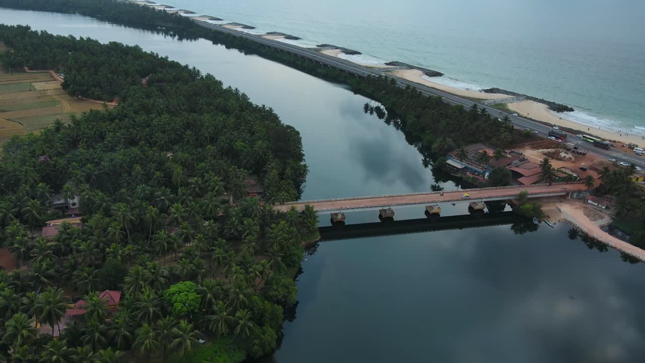 vista aérea de un río y un puente en kerala, india