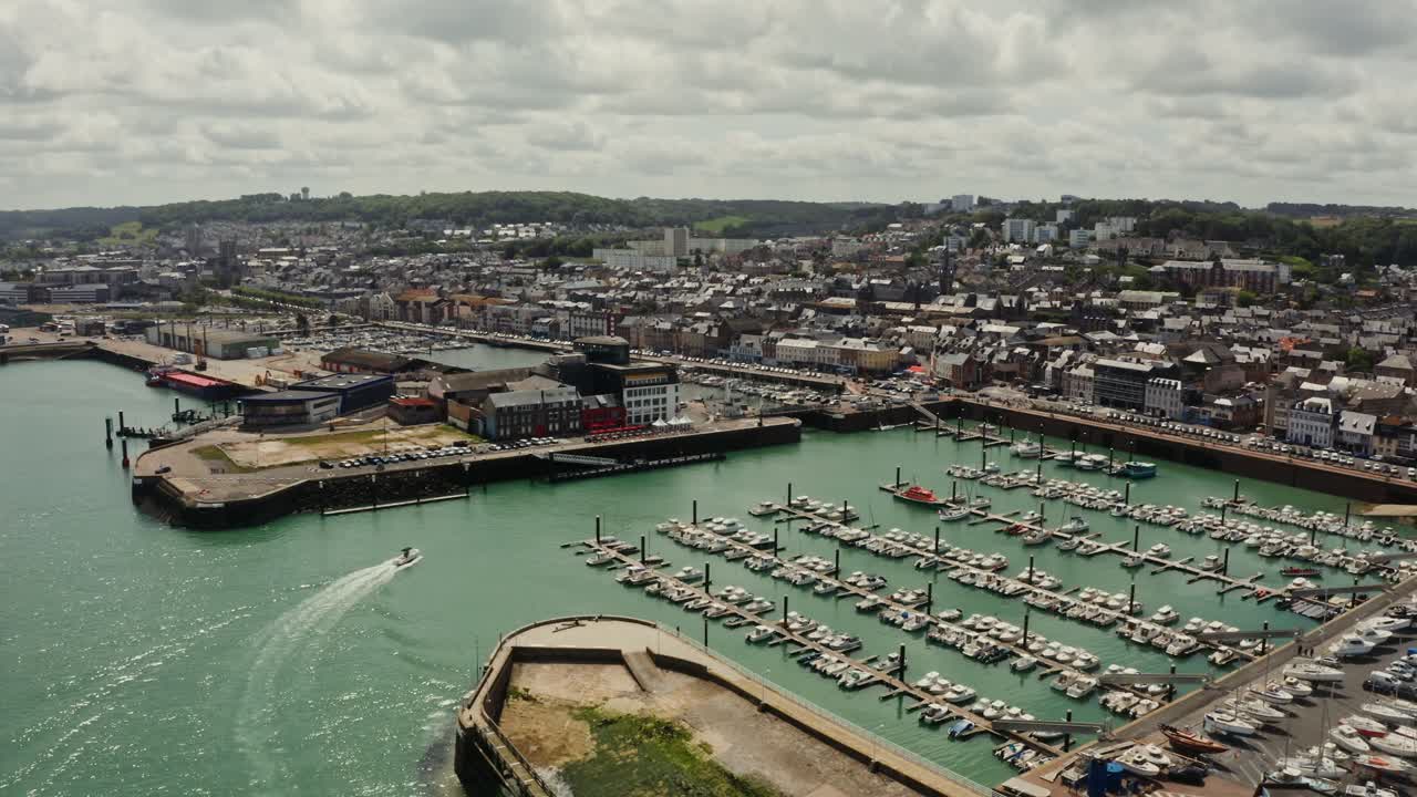 vista aérea de una ciudad portuaria francesa