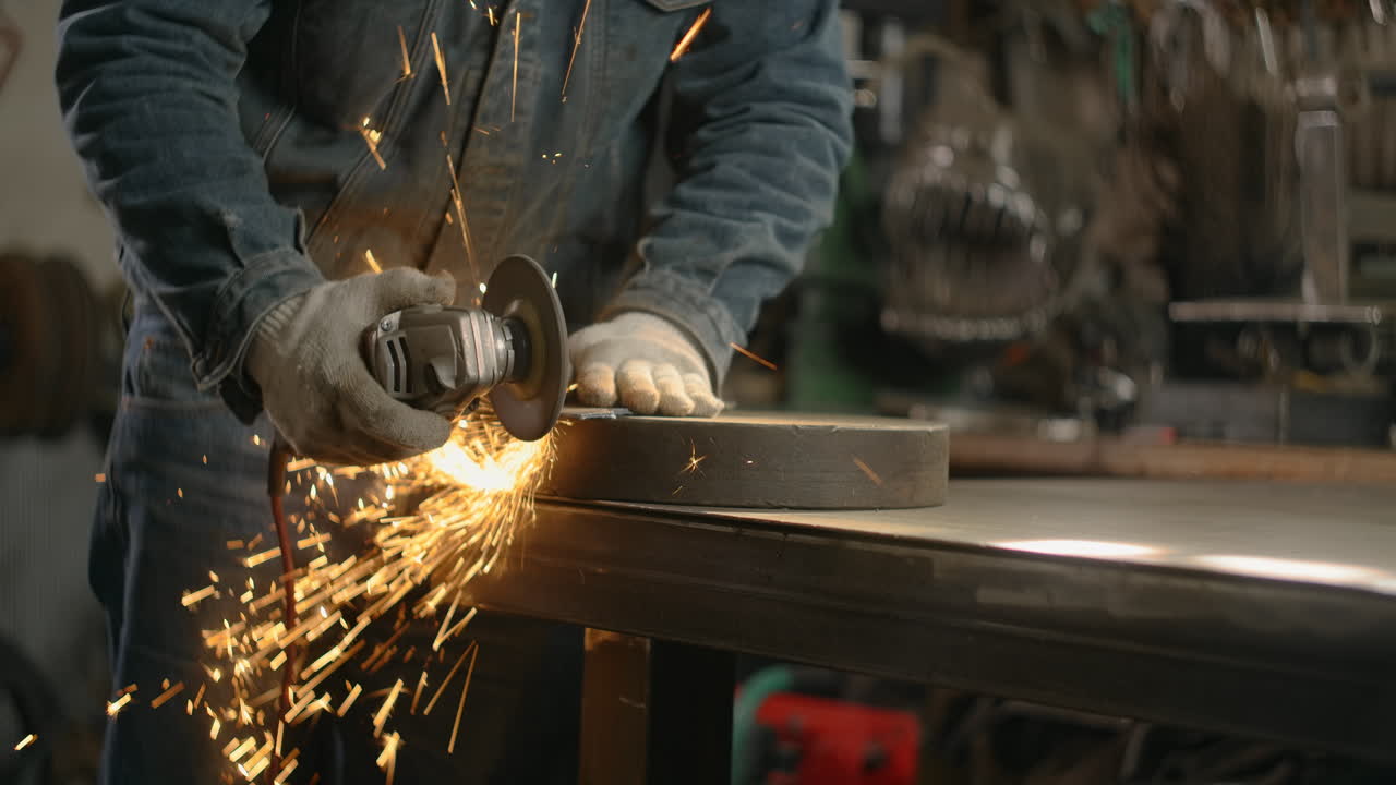 trabajador metalúrgico de molienda de metal