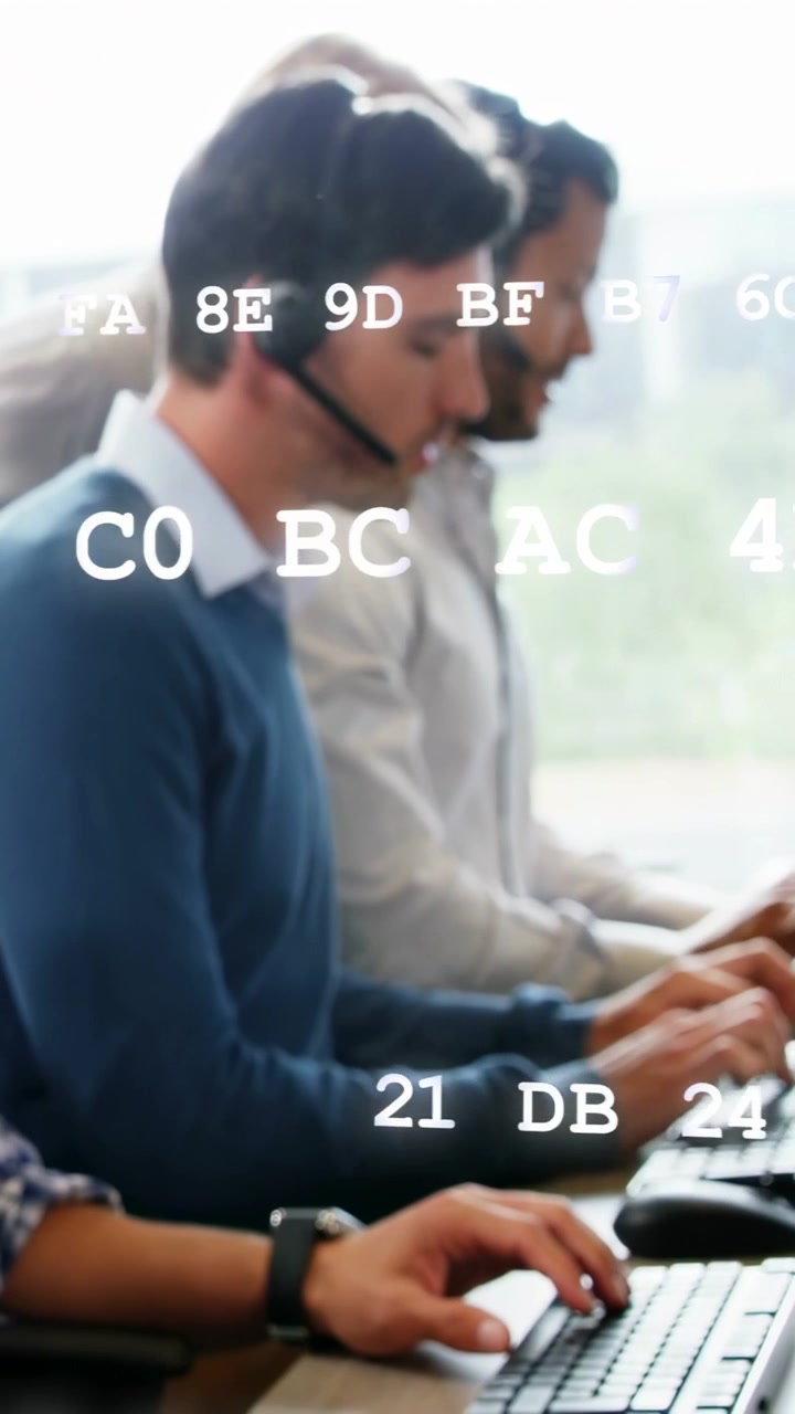 Vídeo vertical: Agente de suporte atendendo chamada digitando usando microfone enquanto linhas de código flutuam sobre as telas