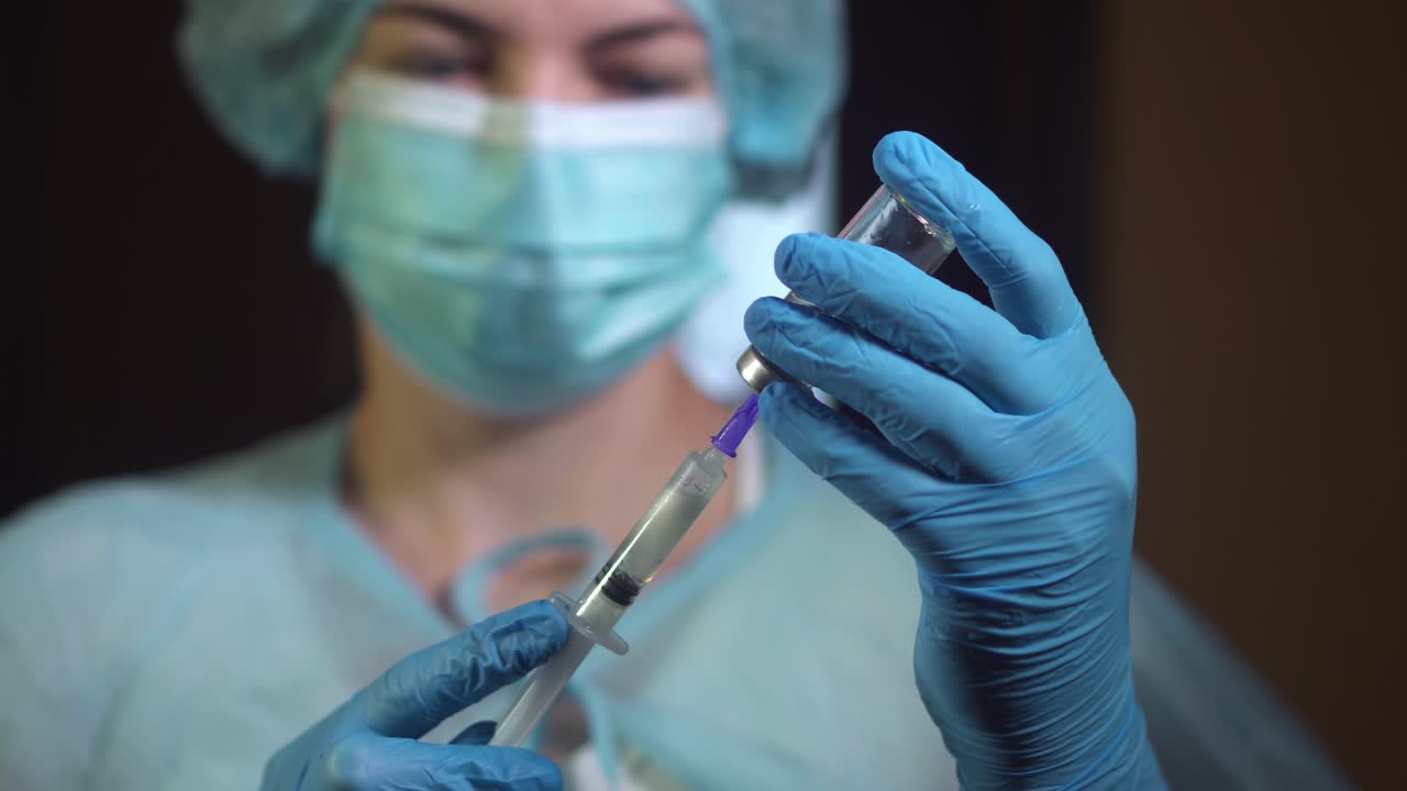 un viejo carrusel gira en el patio de recreo