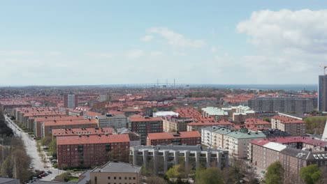 Un-Dron-En-Ascenso-Disparó-Sobre-Malmö-Con-Öresund-En-El-Horizonte