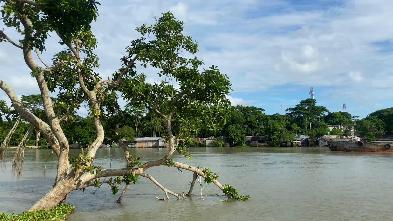 buque de carga general transporta mercancías a través del río