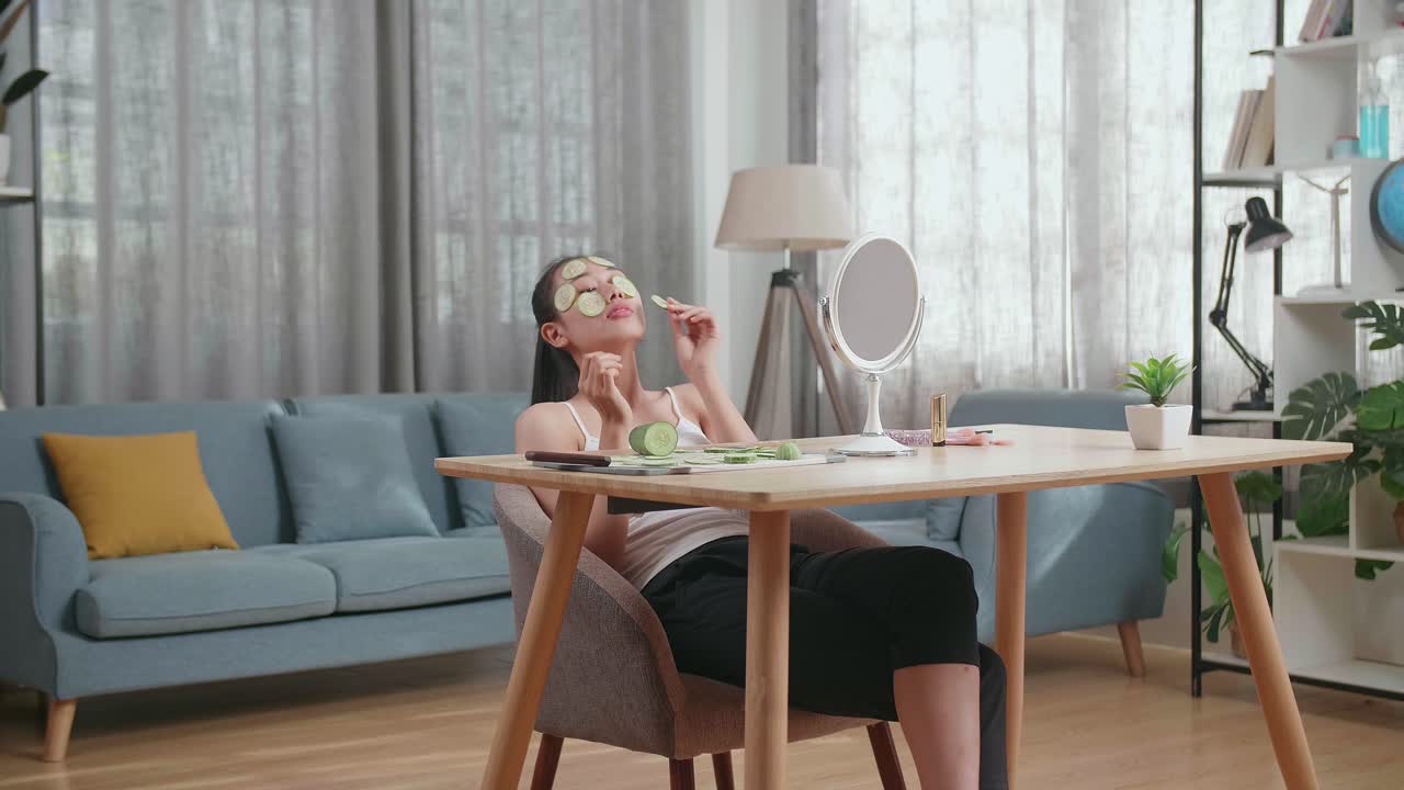 오징어 얼굴 마스크 를 착용 하는 여자