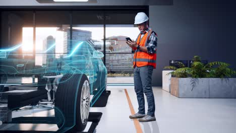 ingeniero automotriz inspeccionando un diseño de coche usando un teléfono inteligente