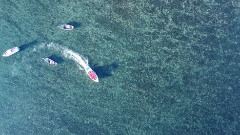 vista de arriba hacia abajo de un barco en el océano