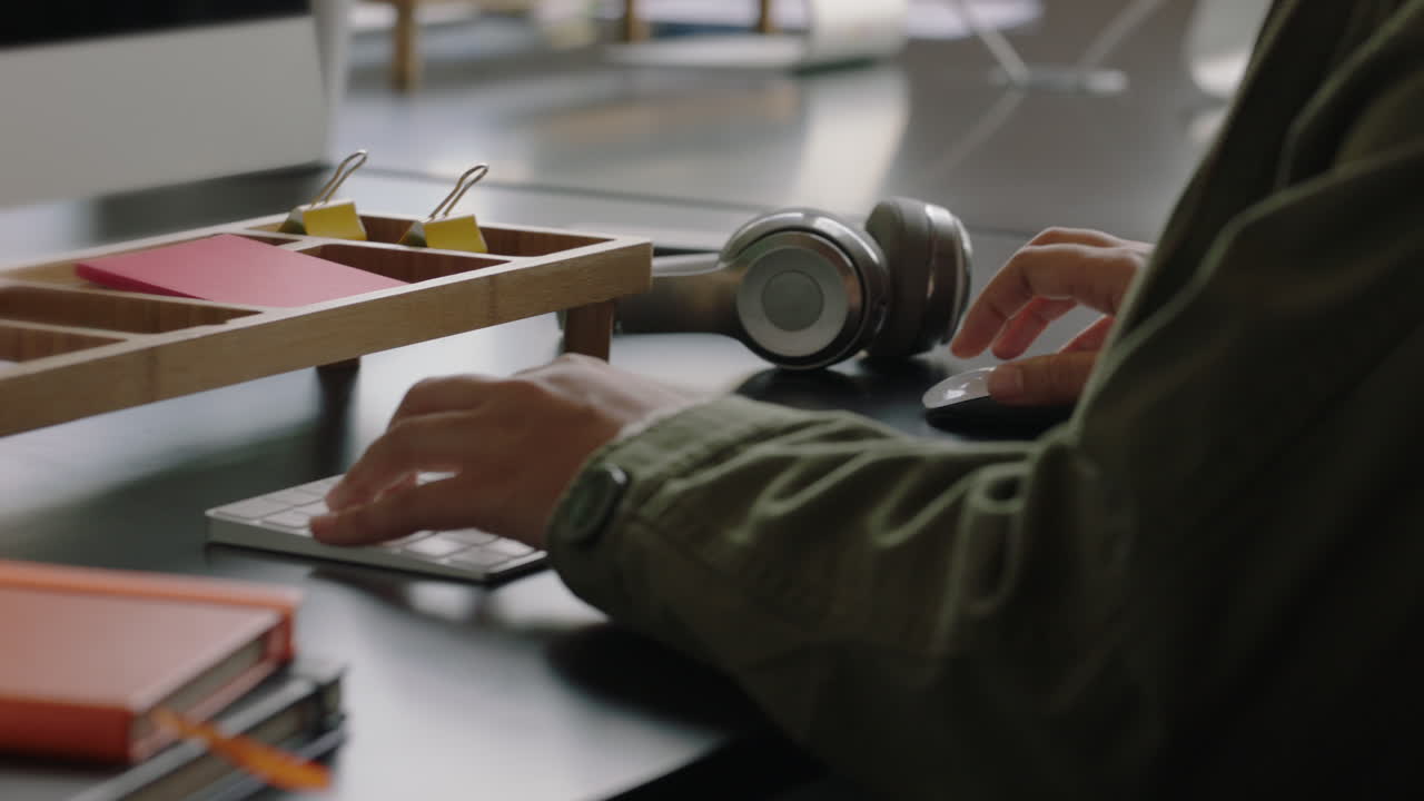 컴퓨터를 사용하는 백인 사업가 여성 프로젝트 정보를 타이핑 웹 검색 온라인 브레인 스토밍 현대적인 사무실에서 일