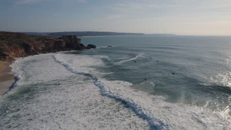 barcos de velocidad estacionarios y en movimiento en las suaves olas del océano atlántico en la playa de nazare