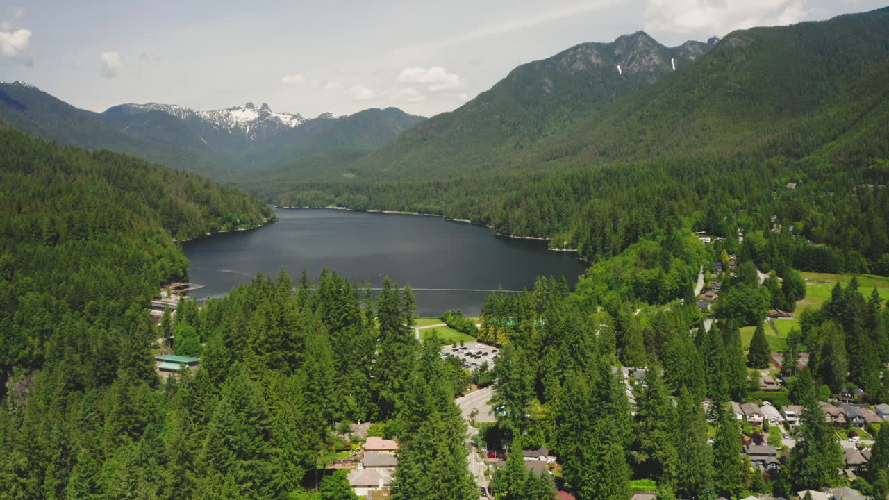 impresionante vista aérea de las montañas alrededor del lago capilano en el norte de vancouver
