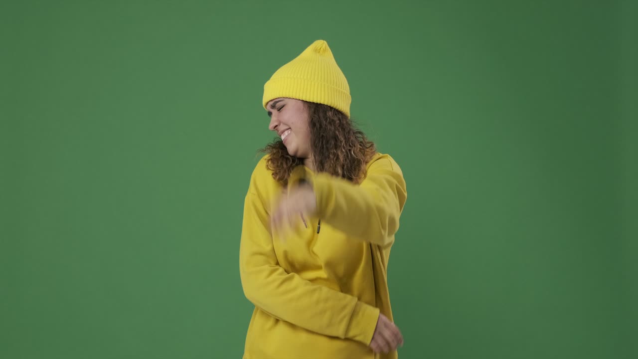 mujer olvidadiza sobre fondo verde