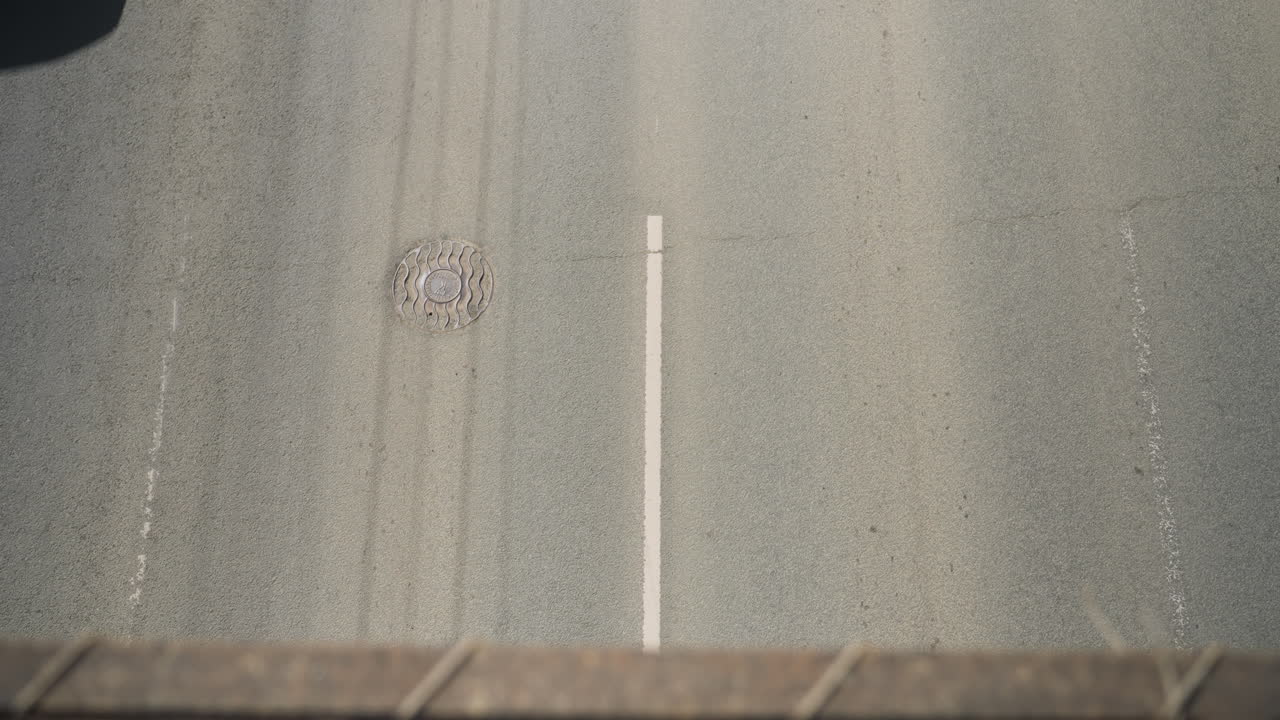 고속도로를 지나가는 차량의 고층 근접 시각, 도시 도로에서 교통 흐름의 움직임과 역학을 포착합니다.