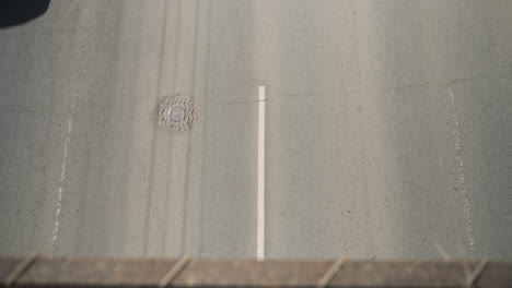 vista aérea cercana de vehículos que pasan por una autopista, capturando el movimiento y la dinámica del flujo de tráfico en una carretera urbana