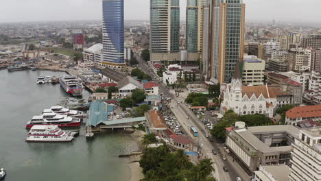 Vista-Panorámica-De-La-Zona-Portuaria-Del-Centro-De-Dar-Es-Salaam-Con-Edificios-Administrativos-De-Oficinas,-Instalaciones-Portuarias-Y-La-Catedral-De-San-José